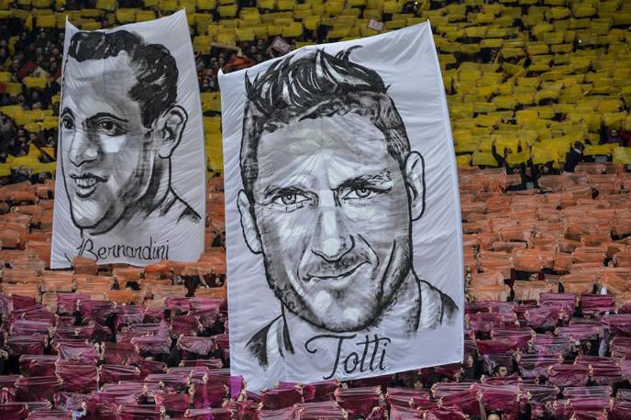 La coreografia dei tifosi della Roma a inizio partita, tributo a tutti i capitani della storia del club. Fra di essi, ovviamente, Totti. Action Images